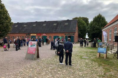 Søndag bød Ringkøbing-Skjern Kommune 130 nye udenlandske borgere velkommen med det første velkomstarrangement siden 2019. Der var stor interesse for at snakke med kommunens koordinatorer, fortæller Dorthe Frydendahl, der var en af dem, der stod for det gratis arrangement. Foto: Privatfoto