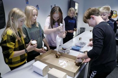 Da 5. klasse fra Gullestrup Skole havde været turen rundt til Bilka Hernings afdelinger, blev besøget rundet af med pyntning og spisning af cupcakes. Foto: Henrik Ole Jensen
