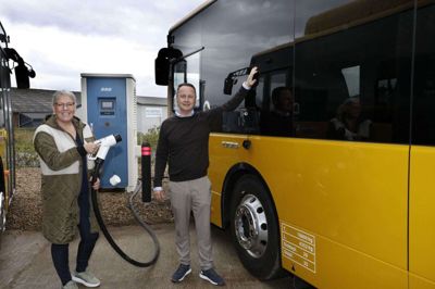 Tide Bus Danmark viste i går sin nye garage på Taksvej frem for samarbejdspartnere, inden kørslen med el-busser begynder i Herning på søndag. På billedet driftsdirektør Winnie Højer og teknisk chef Marco Pedersen ved de nye ladestandere. Foto: Henrik Ole Jensen