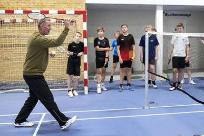 Engang var han den bedste til sin sport i hele verden. I dag giver 63-årige Morten Frost sin viden og kunnen videre til blandt andre unge talenter fra Brande Badminton Club. Foto: Tom Laursen