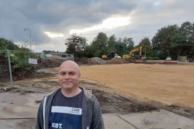 Bjarne Nielsen og naboerne til de kommende punkthuse på Bredgade i Videbæk mener, at boligselskabet Bomidtvest ikke følger lokalplanen for område ved blandt andet at lægge store sandpuder ud i det område, der tidligere var sumpet, men nu skal bære et fire etager højt punkthus. Foto: Jesper Wind