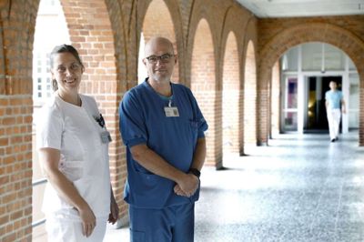 Hjerteforskningsklinikken har til huse i den gamle del af sygehuset i Herning - under børneafdelingen og ved siden af børneafdelingens lægekontorer. Den daglige ledelse varetages af overlæge og forskningsleder Morten Bøttcher i samarbejde med den kliniske koordinator, projektsygeplejerske Vibeke Lynggaard. Foto: Henrik Ole Jensen