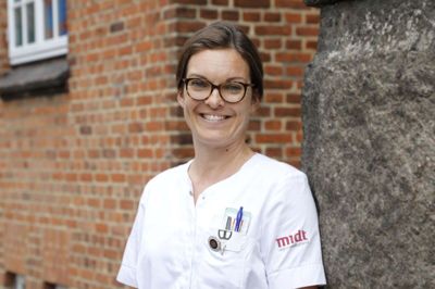 Louise Stampe, 40 år, projektsygeplejerske:- Det gør jeg, fordi jeg har mulighed for at kombinere forskning med sygepleje. Patientkontakten er for mig centralt, og forskningen giver mulighed for bedre behandling af hjertesygdom. Jeg har også efteruddannet mig og taget en kandidatuddannelse, hvor jeg er blevet klogere på forskellige forskningsmedtoder, som jeg kan bruge i mit arbejde. Det blev hjerteforskning, fordi jeg blev ansat på hjerteafdelingen i 2008 - det var der, der var en ledig stilling, så det var lidt tilfældighedernes spil. Men med min kliniske erfaring var det helt naturligt, og jeg er enormt glad for, at jeg kan hjælpe.