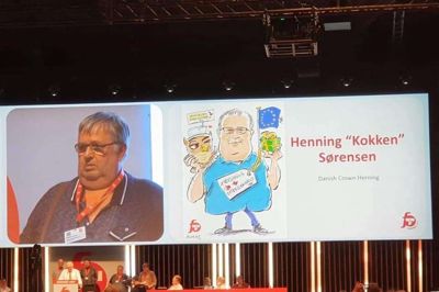 Henning Sørensen har fået flere kommentarer på, at han ser lidt betuttet ud på NNF-kongressens store scene. Men det er fordi han blev helt rørt over at få årets TR-pris, fortæller han. Foto: PRIVATFOTO