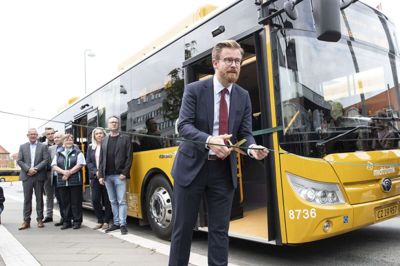 Er I klar? Så klipper vi! Transportminister Benny Engelbrecht (S) var med til indvielsen af Hernings nye klimavenlige bybusser. Foto: Tom Laursen