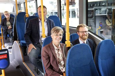 De brede smil var på læberne, da Hernings borgmester Dorte West (V) søndag eftermiddag satte sig til rette i en af Hernings 14 nye el-bybusser sammen med transportminister Benny Engelbrecht (S). På sædet bagved er det bestyrelsesformand for MidtTrafik, Claus Vistoft. Foto: Tom Laursen