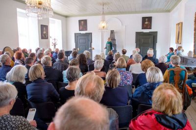 Riddersalen var fyldt, da publikum blev klogere på Nørre Vosborg med fortællingen af Marie Tang, fremført af Esther Rützou.Foto: Nørre Vosborg