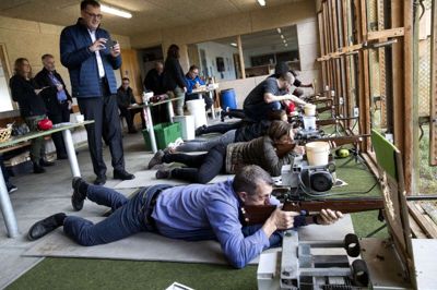 Palle Høj (V) foreviger partifælle og borgmester Ib Lauritsens gode stil bag geværet, da valgkampen blev skudt i gang. Foto: Tom Laursen