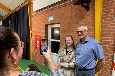 Overraskende mange ville gerne have et »fredeligt« møde med den kontante færdselsbetjent fra tv-programmet »Politijagt« - og mange af dem fik taget et foto sammen med Vlado Lentz. Foto: Privatfoto