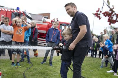 I Aulum vil man gerne have flere deltidsbrandmænd, og derfor havde man inviteret til åbent hus på stationen i går eftermiddags. Der var flere aktiviteter for børn; blandt andet kunne de - som på billedet her - sigte efter tennisbolde med vandsprøjten. foto: Tom Laursen