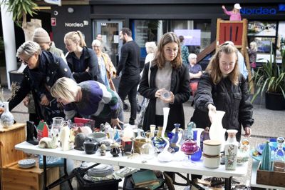 Der var masser at vælge imellem, da der søndag var arrangeret loppemarked af foreningen Liv I Byen. Foto: Tom Laursen