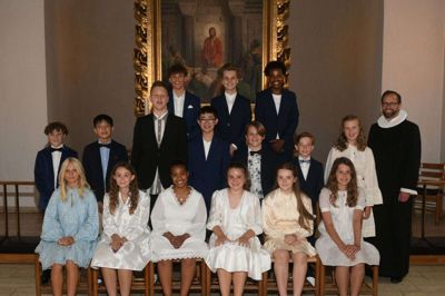 KONFIRMANDER Følgende elever fra Herning Friskole og Brændgårdskolens Talentklasser (BT) blev søndag 15. august konfirmeret i Herning Kirke af sognepræst Jens Carl Moesgård Nielsen: Mikkel Lund Svaneklink (BT), Simon Thorbøl Abildgaard Thuesen, Bertram Jemal Brøndsted Jensen, Alexander Hansen Kalbermatter, Lukas Fuguo Østergaard (BT), Lasse Müller (BT), Nicolai Yi Overgaard Nielsen (BT), Anders Peter Rømer Brix, Rasmus Brouw Simmelkjær (BT), Caroline Bergholdt Hald (BT), Milla Krogh Mørup, Alice Weidick Hersant, Molish Changara Mosegaard, Nicoline Yde Nyborg, Johanne Østerby Hedegaard og Kirsten Marie Lundsgaard-Leth. Foto: Photocare Herning