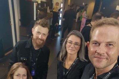 Lørdag optrådte tre herningensere, nu bosat i Aalborg, ved Kronprinsparrets Priser 2021 i Vejle Musikteater med trioen VelLyd og Joachim Hejslet på piano. De er fra venstre Natasja Becker Vinther, Joachim Hejslet, Heidi Bisgaard og Anders Hornshøj. Kronprinsparrets Priser gives til ekstraordinære præstationer inden for kunst, kultur og socialt arbejde. Foto: Privatfoto