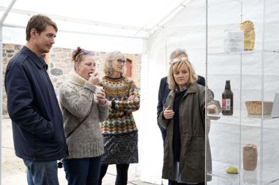 Madhistoriker Bettina Buhl (t.h.), fortalte om udviklingen i fødevarer gennem mere end 5000 år. Hun kom blandt andet ind på, at øl gennem en stor del af perioden var en af de primære drikke. Foto: Tom Laursen