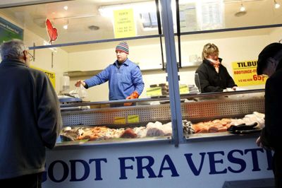 Fiskehandler Erik Hansen, der driver virksomheden Thorsminde Fisk, forstår ikke, hvorfor torvehandlerne og deres kunder skal vige Tinghuspladsen til fordel for børnekultur. Foto: Tom Laursen