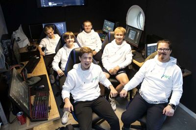 Lucas Bang (forrest til venstre), Emil Jespersen, Benjamin Strøm, Noah Holse og Lukas Overgaard Knudsen har spillet sammen i flere år. Siden sommerferien har det været under Rune Andersens kyndige vejledning. Foto: Tom Laursen