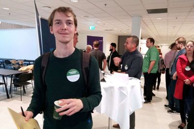 Jens Krogh Ammitzbo havde notatpapir med, så han ikke tabte orienteringen om, hvem han talte med - det var nemlig mange. Foto: Stig Dahlgren Atzen