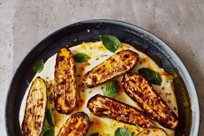 Grillede courgetter med lun yoghurt og safransmør. Foto: Elena Heatherwick