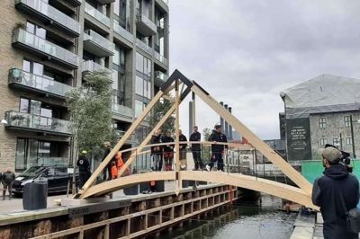 Thomas Laugesen fra Videbæk var med til at bygge denne bro over en kanal i København. Broen skulle bygges i lettest mulige materialer, men have en brudstyrke på mindst 500 kilo midtpå. Foto: Privatfoto