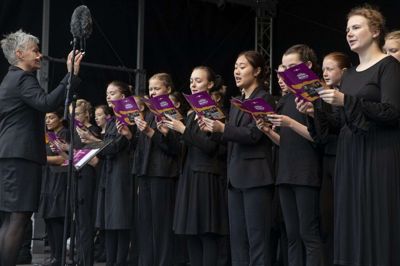 MidtVest Pigekor og dirigent Dorte Bille tager på en lille turné fra Aarhus over Herning til Videbæk. Foto: Jørn Deleuran
