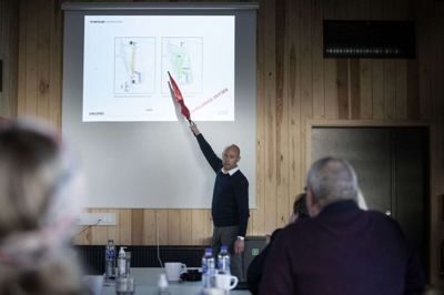 Den røde paraply blev en gennemgående pegepind, da de tre projekter, som var nomineret til kommunens bygningspræmieringspris blev præsenteret i Det Blå Rum mandag eftermiddag. Her er det direktør Morten Dilling fra virksomheden Dilling, der fortæller om virksomhedens nye lagerhaller. Foto: Tom Laursen
