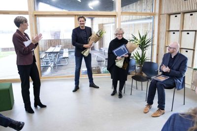 Herning Kommunes Bygningspræmieringspris 2021 blev overrakt til Det Blå Rum, hvor der var udsigt til Fuglsang Sø. Fra venstre: Borgmester Dorte West (V), kreativ leder Peter Kristiansen fra Sweco, direktør og partner Hanne Vinkel Hansen fra Nova5 samt Søren Juul Baunsgaard, der er chef for kultur og fritid i Herning Kommune. Foto: Tom Laursen