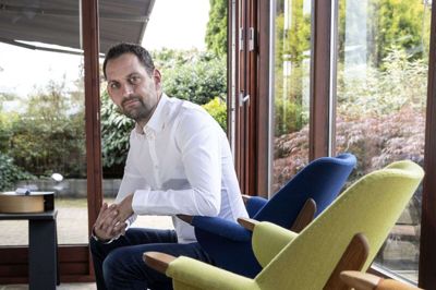 Carl Edward Matthes- stolen er en af webshop-ejer Mikkel Højgaards personlige farvoritter. Derfor har han også valgt at forhandle stolen i alverdens farver. Foto: Jørn Deleuran