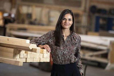 Kunderne efterspørger bæredygtighed underbygget af evidens og det har Sana Saleem, bæredygtighedschef i Nordic Wood Industries, tænkt sig at give dem. Foto: Tom Laursen