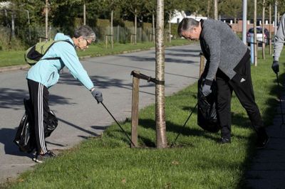 Kirsten Hansen er en rutineret affaldssamler, men i denne uge er det fællesskabsuge i Ikast-Brande, og så var det nærliggende at mødes med andre i forsøget på at holde Ikast ren. Foto: Jørn deleuran