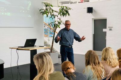 Eleverne i 5. til 9. klasse lyttede spændt med, da Vlado Lentz vendte tilbage til skolen og holdt sit foredrag med dem som målgruppe. Politibetjenten havde været på Videbæk Kristne Friskole en aften for et par uger siden, men dengang kom der kun få elever. Foto: Privatfoto