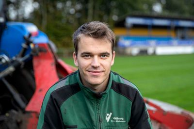 Da Morten Laurits Sylvestersen begyndte at arbejde hos Vildbjerg Sports- og Kulturcenter, parkerede han sin bil helt nede bag ved banerne. Nu holder han oppe foran. Foto: Jørn Deleuran