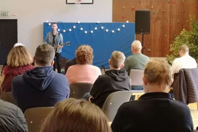 Alle stole var besat, da Kasper Buch spillede i gymnastiksalen på psykiatrisk afdeling i Herning torsdag eftermiddag. Indimellem numrene fortalte han åbent om sin egen oplevelse med psykisk sårbarhed. - Jeg udnytter min taletid ved koncerterne til at komme med nogle budskaber, der giver folk lidt at tænke over, sagde han. Samme aften modtog Kasper Buch i øvrigt »Peter Schmidt Legatet.« Legatet bliver uddelt hvert år til musikere i Tønder Kommune, og Kasper Buch var en ud af tre indstillede. Foto: Privatfoto
