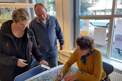 Både Birthe Luckmann (t.v.), Bent Jensen og Irma Brondbjerg er godt tilfredse med bykortet, som har givet dem en større viden om Vildbjerg og byens historie. Foto: Tobias Tange Jepsen