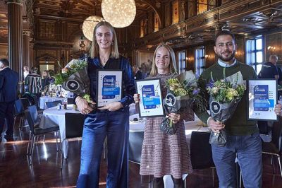Mia Rødvig Olesen - flankeret af de øvrige på podiet - Pernille Dooleweerdt Jensen og Mohamed Mashaly, da landets bedste fagprøver blev kåret. Foto: PR-Foto