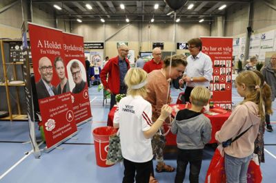 Henrik Jensen og hans partifæller var til Oktobermesse i Vildbjerg i den spæde valgkamp. Foto: Henrik Ole Jensen