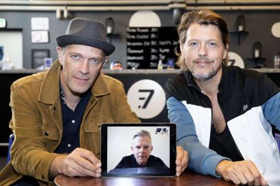 Musikerne Jens Ottosen, Lasse Dürr (på videolink) og Morten Andreasen er gået sammen om en mindekoncert for Kent Hansen på Scene 7. Foto: Jørn Deleuran