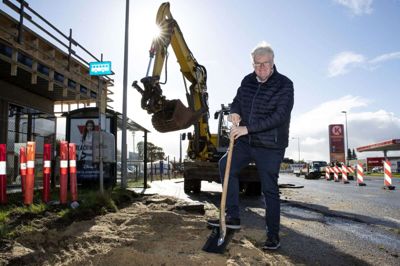 Der var ikke nogen spade i nærheden, så byplanudvalgs-formand Ulrik Hyldgaard måtte bruge en skovl, da han mandag tog første »spadestik« til renoveringen af Lind Hovedgade. Foto: Jørn Deleuran