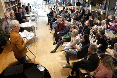 Da de første lige kom i gang, havde eleverne fra mellemtrinnet på skolen i Gullestrup flere gode spørgsmål til politikerne. Både om ulighed og ligestilling og om hvordan det er at være politiker - og hvordan man bliver det. Foto: Henrik Ole Jensen