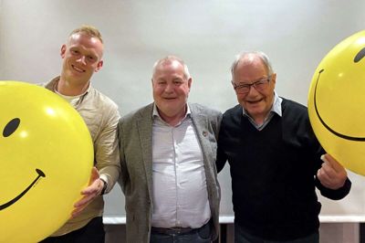 Projektchef Rasmus Sommer glæder sig sammen med Klaus Mejner Nielsen og Steen Jonassen, formand og næstformand i lokalafdelingen af Sind, til næste års folkemøde om mental sundhed. Foto: Privatfoto