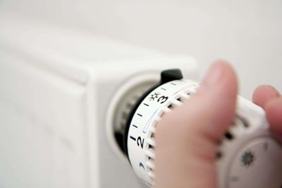 Herningenserne kan med fordel skrue ned for termostaterne til næste år. Varmeselskabet Verdo A/S har varslet en prisstigning på 28 procent. Foto: Colourbox