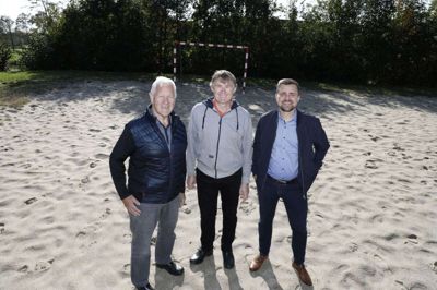 Bendt Pedersen og Keld Janerka modtog for nylig donationen fra Thomas Larsen fra Nordea. Foto: Henrik Ole Jensen
