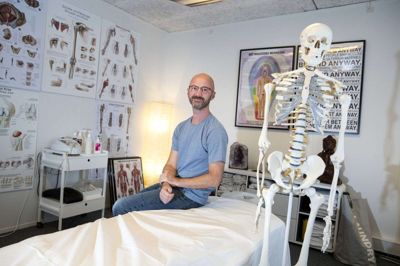 Leif Agergaard behandler både med massage, healing og samtaleterapi. - Healing er at lytte til kroppen og ens sindstilstand, fortæller han. Foto: Tom Laursen