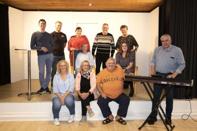 Det meste af holdet samlet på scenekanten. Bagerst er det Jonas Farcinsen, Thomas Ramskov, Bente Sørensen, Birthe Skov (siddende), Frank Larsen, Gitte Vinther og Carina Simonsen (siddende). Forrest Dorthe Sørensen, Lis Madsen, Carl Evald Jensen og kapelmester Egon Jakobsen. Lys- og lydmand Mads Berg er ikke med på billedet. Foto: TOm Laursen