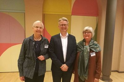 Gyda Pedersen og Annie Asp fik sig en snak med dirigent Peter Ettrup Larsen, som tydeligvis havde givet publikum vitaminer til begge hjernehalvdele under et underholdende foredrag om dirigentens rolle.