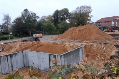 Store mængder sand og et fundament til at holde på det er støbt for at løfte det midterste af de tre punkthuse på Bredgade i Videbæk. Det er i strid med lokalplanen, men Ringkøbing-Skjern Kommune har givet dispensation og bagefter sendt tilladelsen ud til orientering hos naboerne. Foto: Jesper Wind
