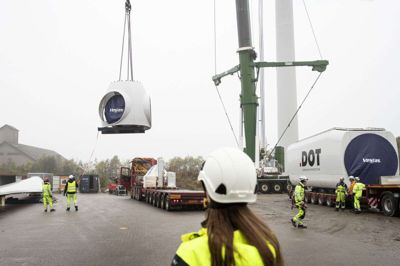Det er et stort arbejde, når sådan en vindmølle skal hejses på plads igen. Her er det navet, der ligesom er vindmøllens næse, som bliver flyttet. Foto: Tom Laursen