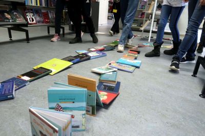 Banebrydende litteratur: Den 466 bøger lange slange er i fuld gang med at sætte en ny rekord. I løbet af få sekunder var det overstået, så det var om at følge med. Foto: Michael Holmgaard Christiansen