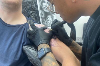 Hos Q-Tattoo på Dalgas Plads frygter man, at nye EU-regler kan føre til, at flere personer vælger at blive tatoveret derhjemme.