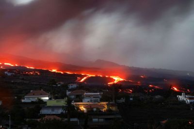 Vulkanen på La Palma fortsætter med at sende lava mod byer og veje på den kanariske ferieø. Foto: Reuters