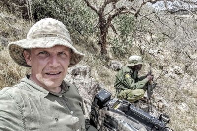 Henrik Nielsen fra Thorsø er freelance kameramand. Han er ekspert i at filme jagter og er jævnligt på job i Afrika.